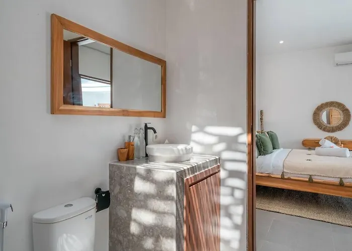 Casa Biari Tropical Modern Central Canggu Beach Canggu (Bali)